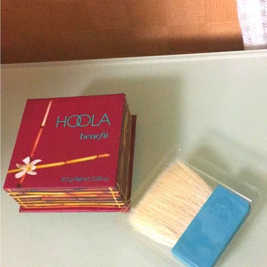 ＜benefit hoola＞

ベネフィットのブロンザーです。
お色味はフィジシャンズフォーミュラのバターブロンザーライトと比べてこんな感じで若干バターブロンザーより暖色系なのかなという感じです🙆🙆
