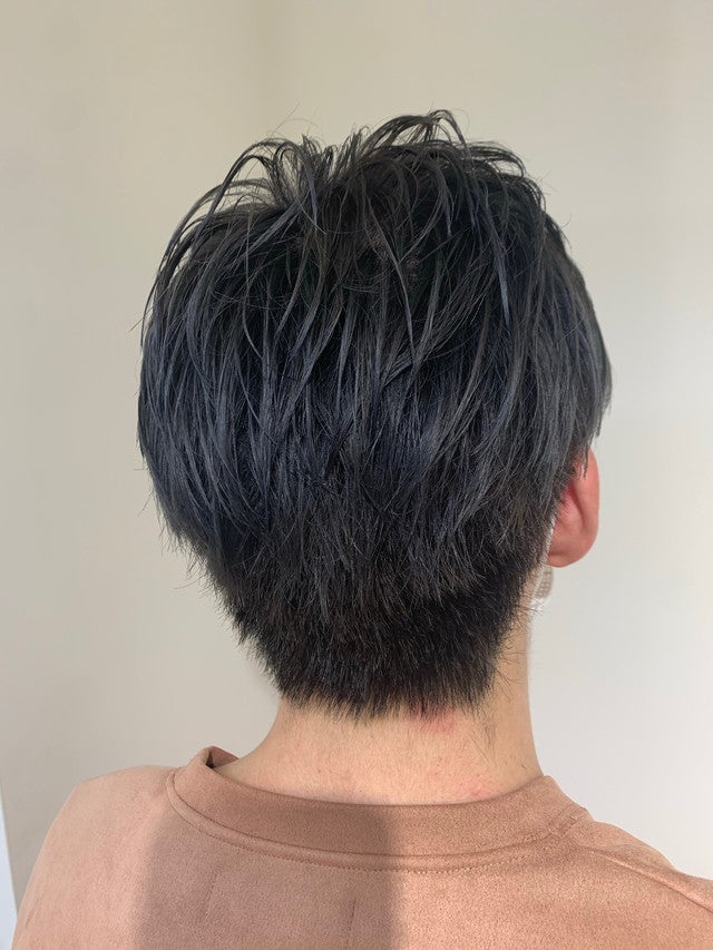 ブルーアッシュカラーの男性