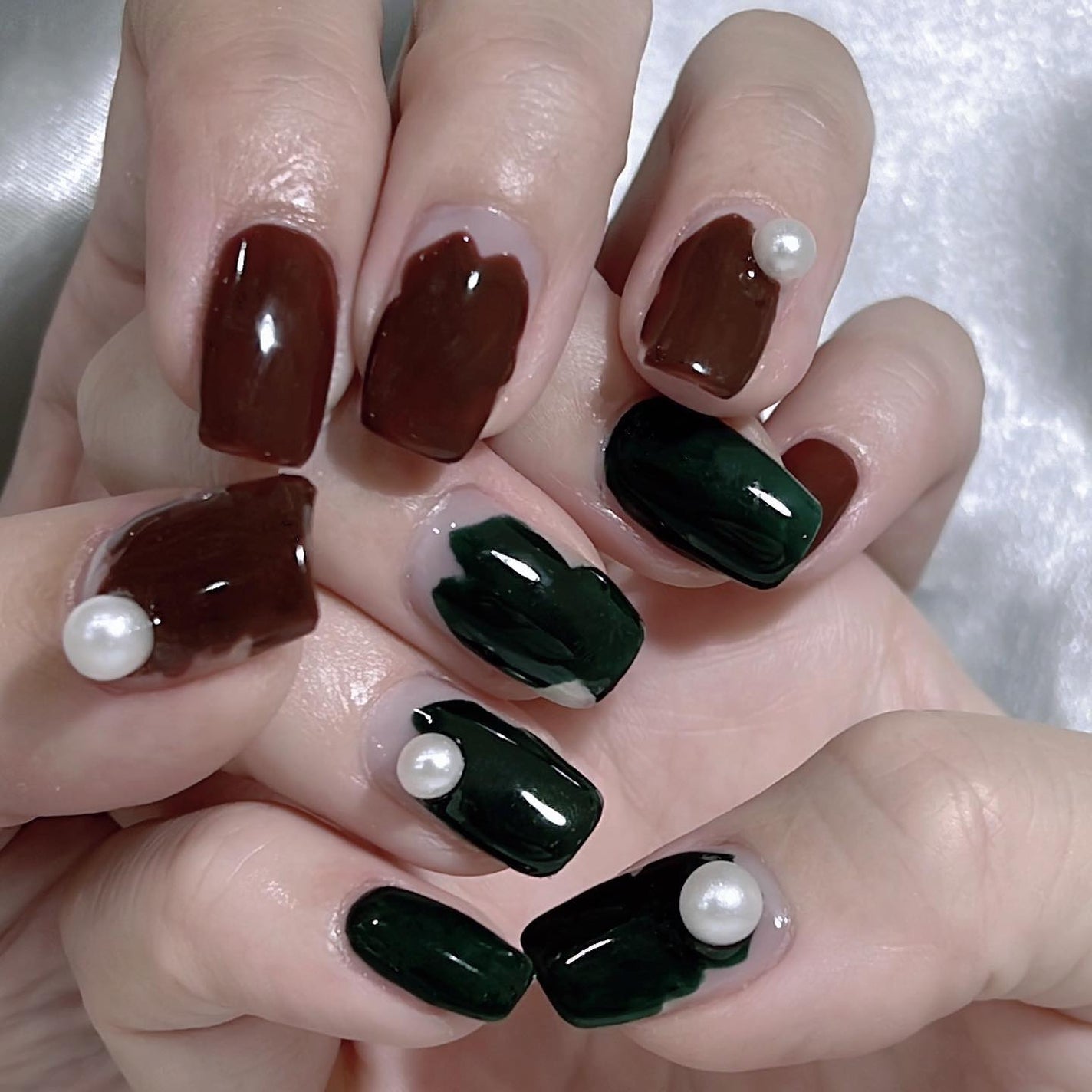 なかやまちえこ on LIPS 「塗りかけネイル💅⠀⠀夜になかなかYouTubeライブの時間が取..」(1枚目)