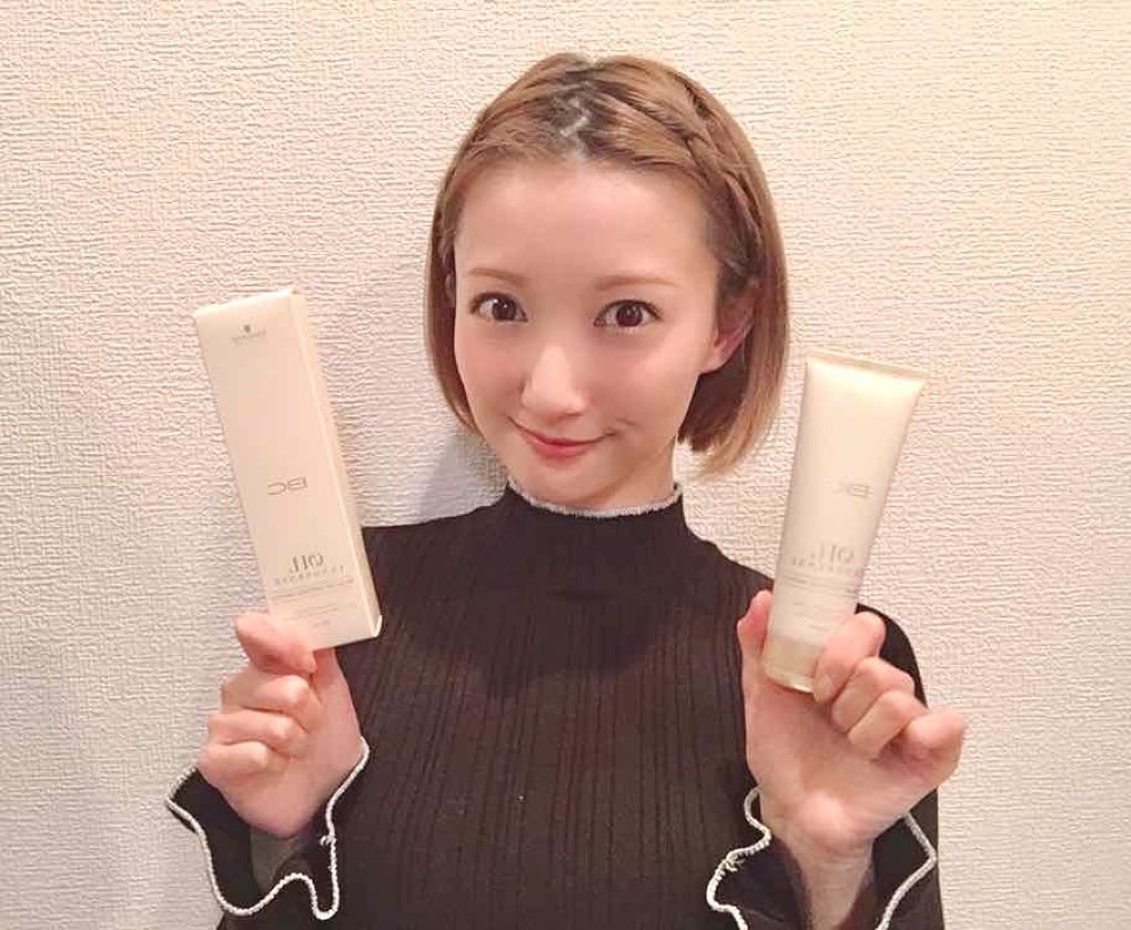 リップ投稿が続いたのでちょいと間を空けて…🤣💦‼️


今回は最近リピートしているヘアトリートメントのご紹介🙋‍♀️✨

以前お仕事でブリーチを2回して、だいぶ髪の毛にダメージを抱えてしまい…😭💦

ヘアサロンでオススメされたトリ