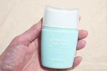 
シークレットミューズ UVプロテクトサンミルク
SPF 50+ PA+++ 
(日焼け止め 50ml)

★使用方法★
透明の蓋を上に開ける。
容器を押して適量を出しそのまま肌に塗ります。


✼••