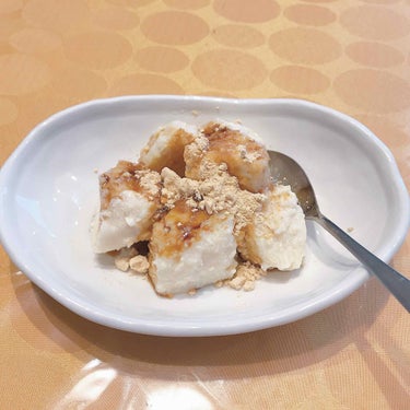 コスメではありませんが…最近のハマっている食べ物。
豆腐餅！！
お豆腐(絹ごし)と片栗粉、塩少々を混ぜて電子レンジで様子見ながら4〜５分チンするだけ。
とても簡単にヘルシーなお餅ができます。きな粉と黒蜜