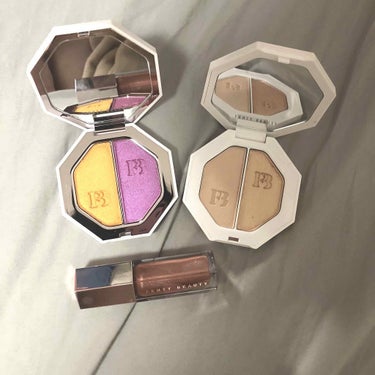 ず〜〜〜っと欲しかったRihannaプロデュースのFENTYBEAUTYを海外輸入してルンルンなので、レビューしたいと思います💘

2枚目は、ブラシにちょんとつけて、2度塗りした写真です。発色がいい、、