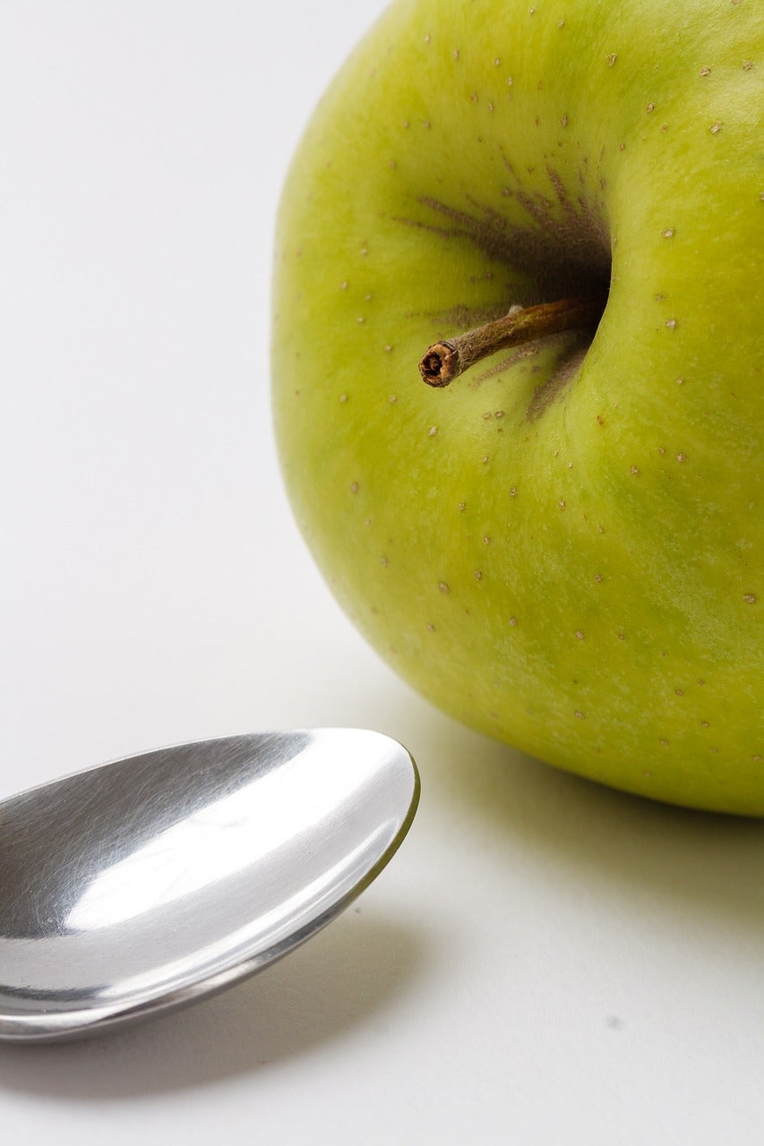 スプーンと青りんご