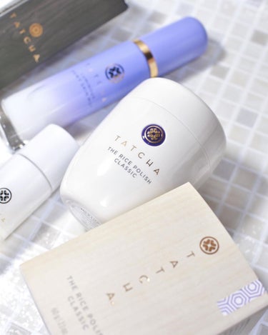 【TATCHA】
タッチャ ライス ポリッシュ クラッシック

毎日使える、米ぬか＆米粉で
洗い清めるパウダー洗顔料。

酵素の力ですっきりと洗い上げます。
パウダーの1/3は食用の 米粉を採用。

保