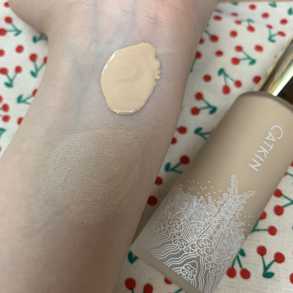 CATKIN 浮生若夢シリーズ スキンファンデーションのクチコミ「CATKINのファンデーションのc02アイボリーです。


🖤色味
アイボリー。
白めって公式.....」（3枚目）