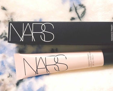 こちらは#NARS の下地の
#ラディアンスプライマー です。

他のNARSのプライマーと比べて評価が低いので心配だったのですが、重たくないものが欲しくてこちらにしてみました。


まずすっごく軽いで