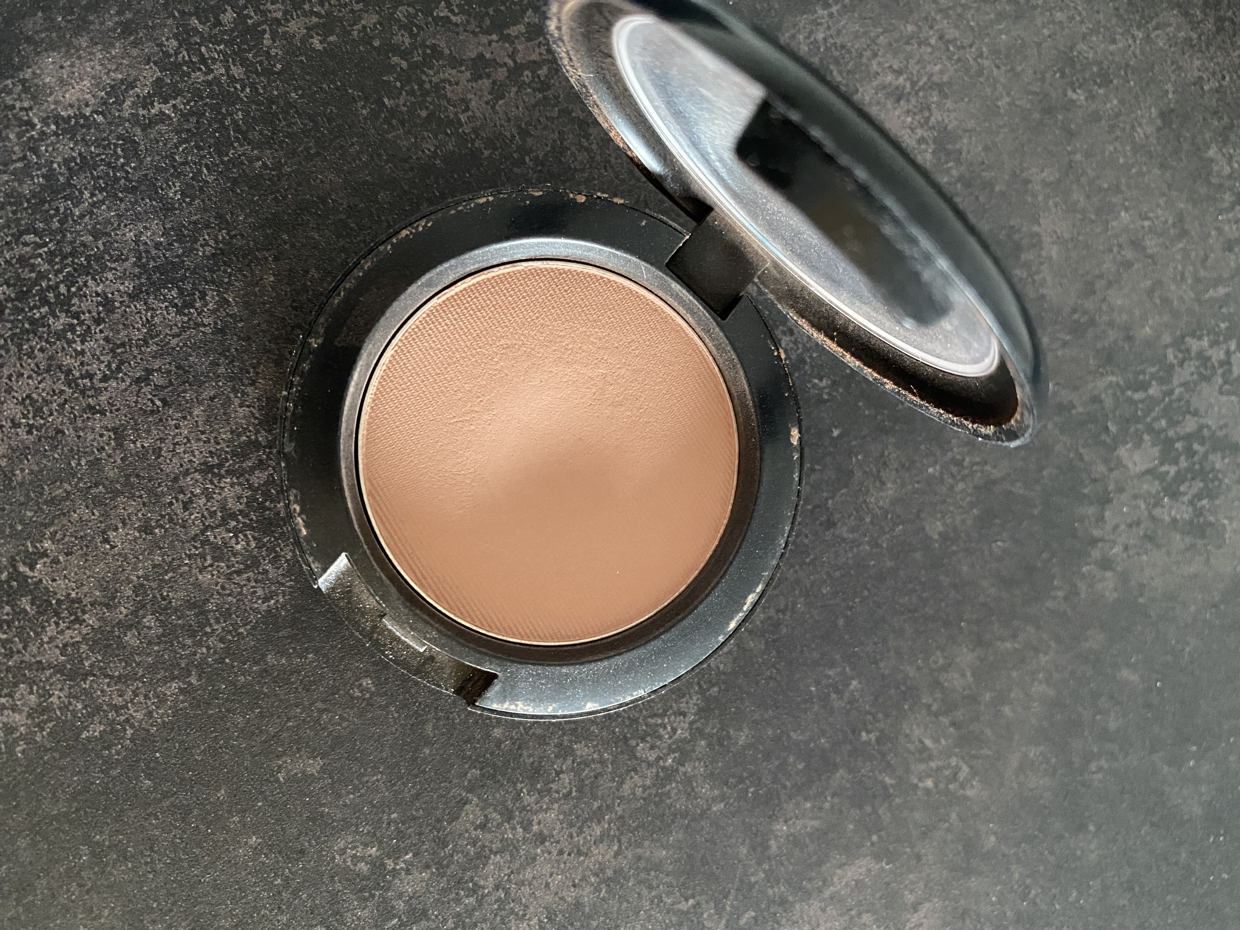 何にでも使える万能なパウダーブラッシュ🫶🏻
アイシャドウ、ノーズシャドウ、シェーディング、涙袋なんにでも使えるマットなシャドウです😚
色味はハーモニーっていう色で、店員さんに選んでもらったもので、日本人に合う色がこちらでした⭐︎(カナ