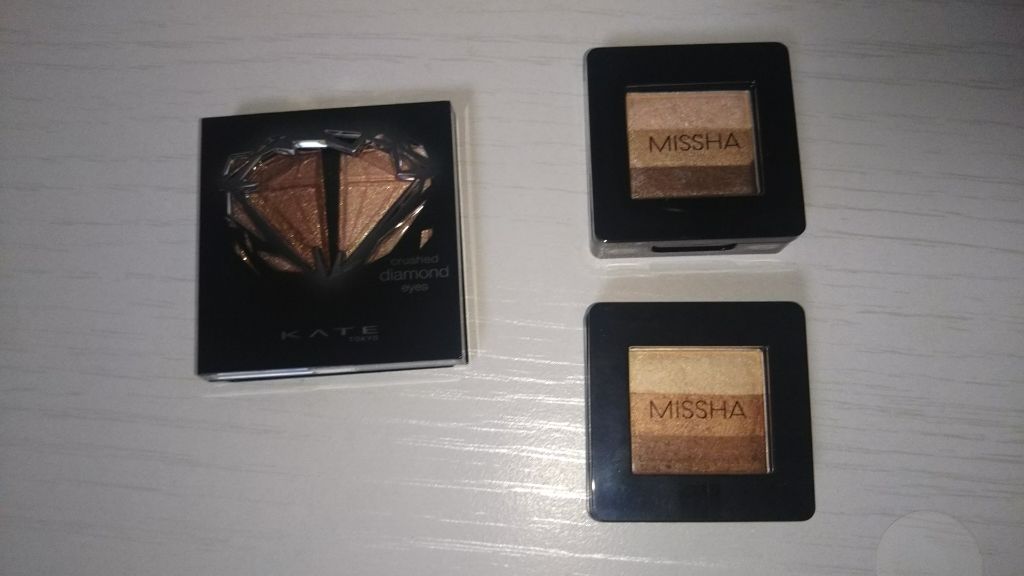 部屋を掃除してると見知らぬ袋…

開けてみると購入したままのアイシャドウが出てきました😐
…7月に買った気がする(笑)

KATEはギラギラ…💎
これ夏使いたかった😭絶対かわいいやつ…

MISSHAは時短～と思って買ったんだけど今使