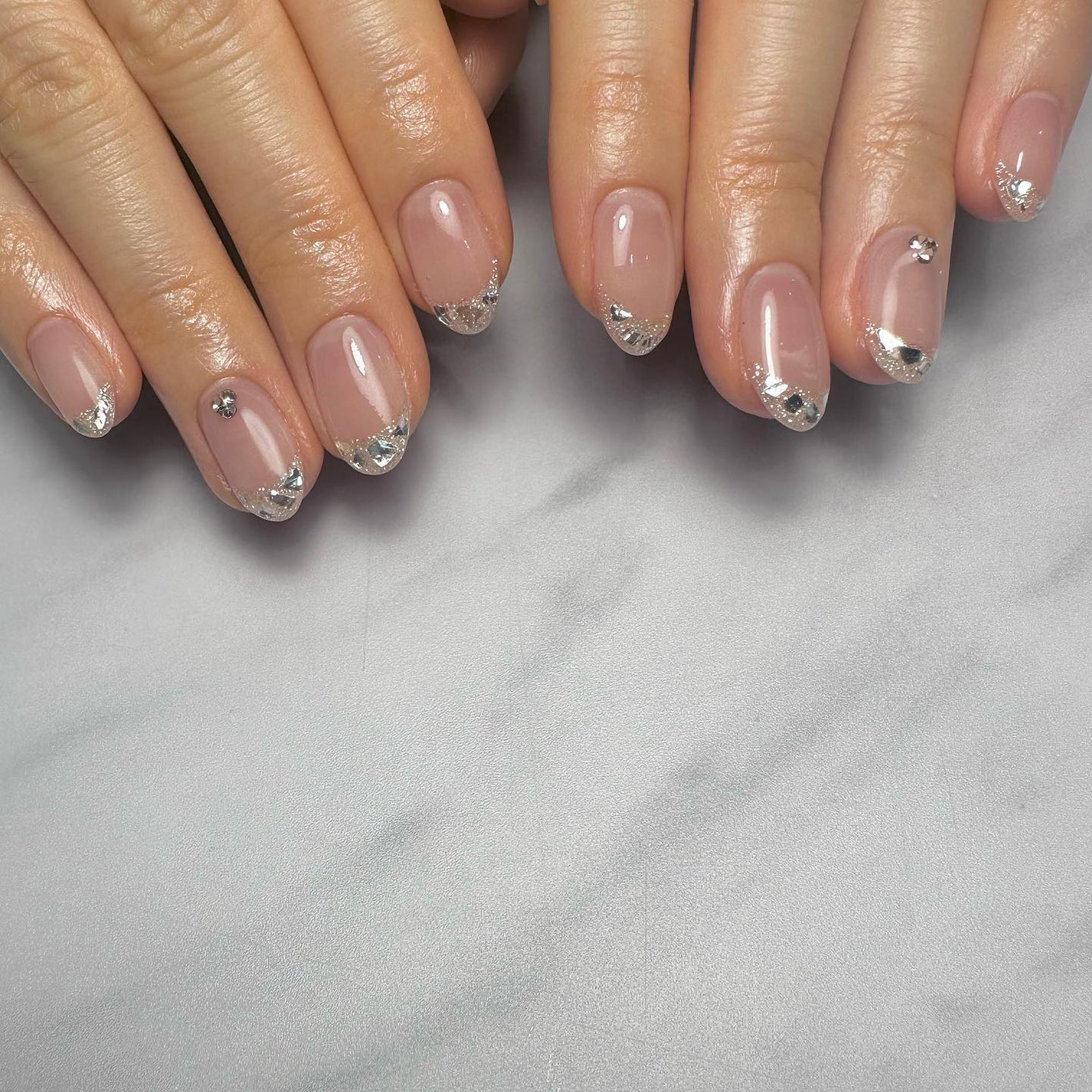 kanna on LIPS 「・・・𝔾𝕝𝕒𝕤𝕤𝕗𝕣𝕖𝕟𝕔𝕙🤍🕊💍🩷ウエディングネイルでガラス..」(3枚目)