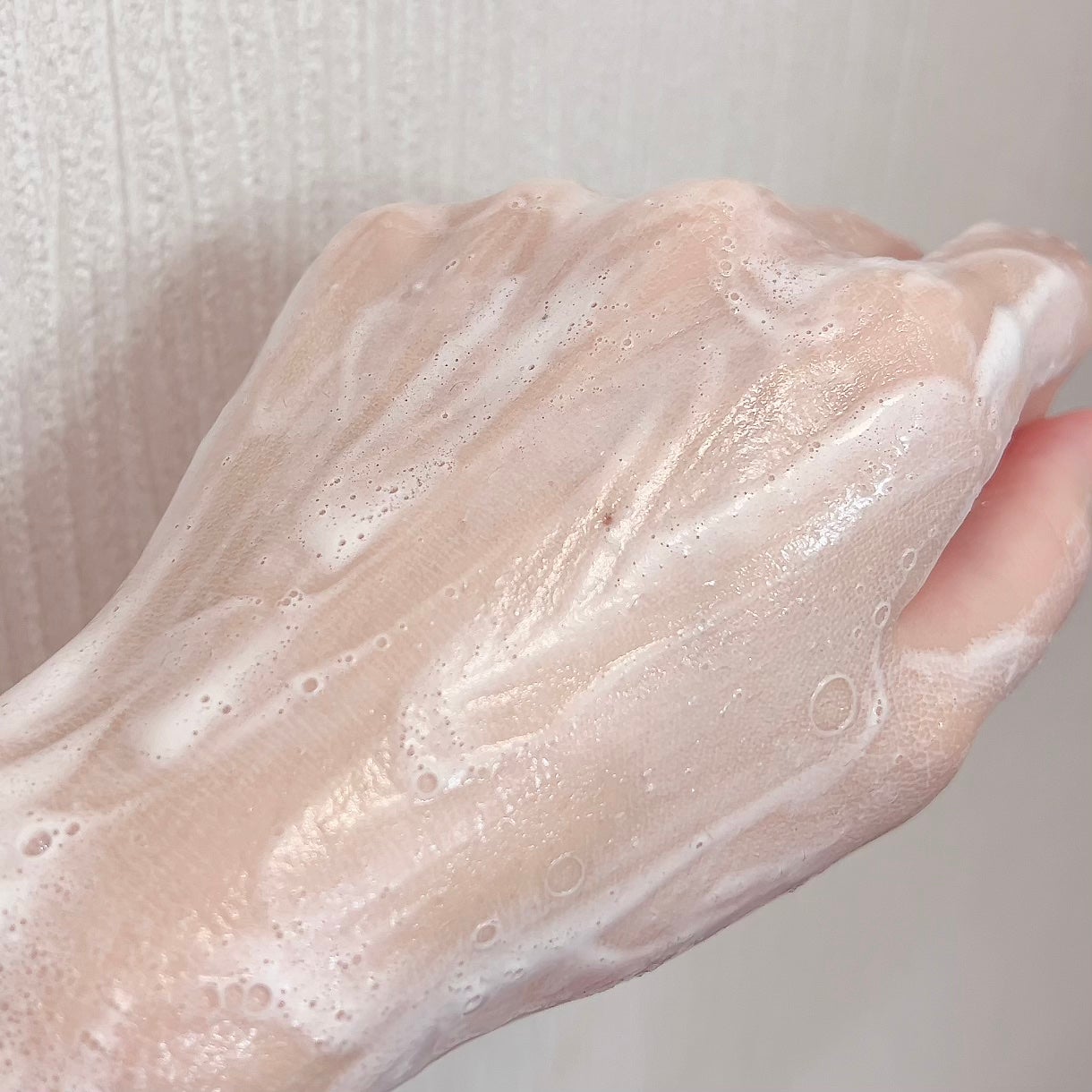 スクラブボディウォッシュ フラワーマーケット ホワイトチューリップ/LUV SCENT/ボディスクラブを使ったクチコミ(5枚目)