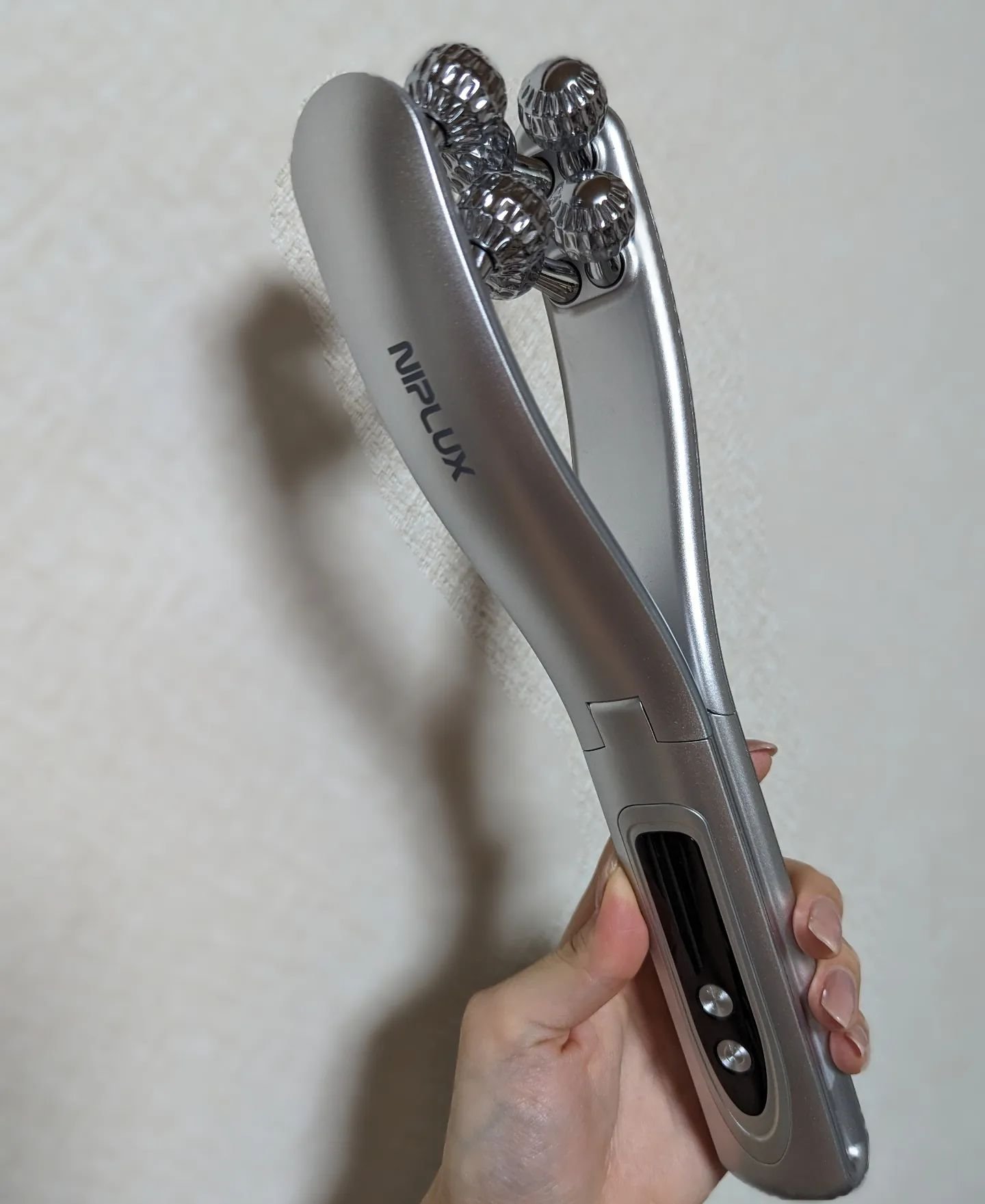 表情筋ケアアイテム
NIPLUXのBELORA(べローラ)
@niplux_official
これEMSとRFがついてて
表情筋にアプローチできるの！
3段階で強さ調整できるから
自分好みに美顔ローラー楽しめるよー！
しっかり化粧水で保湿し