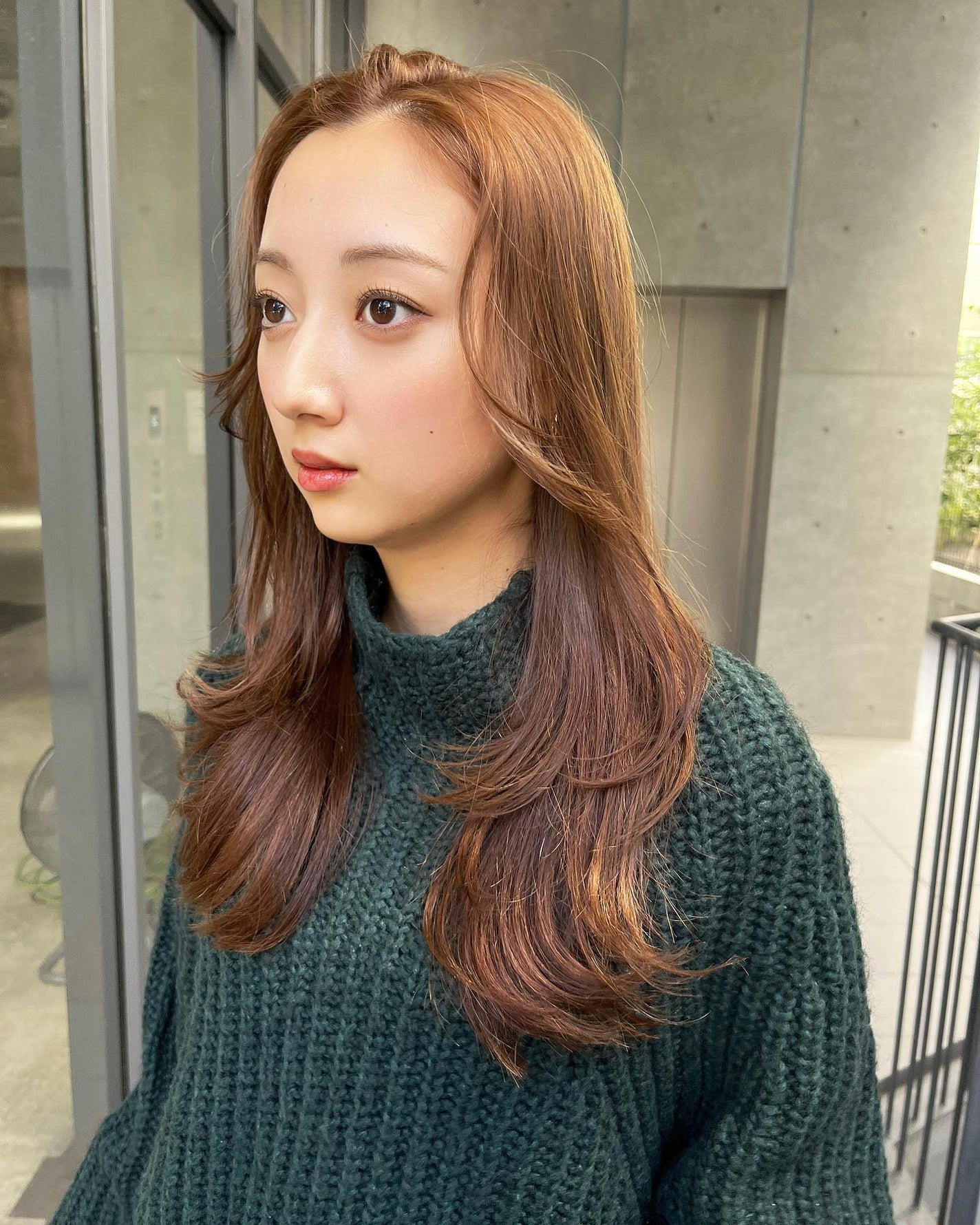 HARUNA on LIPS 「.季節感のあるメルティーなハニーカラー🍯.風になびく✨レイヤー..」(3枚目)