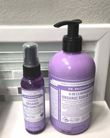 DR.BRONNER'S ってマジックソープが人気ですよね。私の推しはラベンダーの香りの手の消毒用スプレーです。これは15本くらいリピートしてます。部屋や髪、車内にとかマルチに使ってます。右は全身に使え