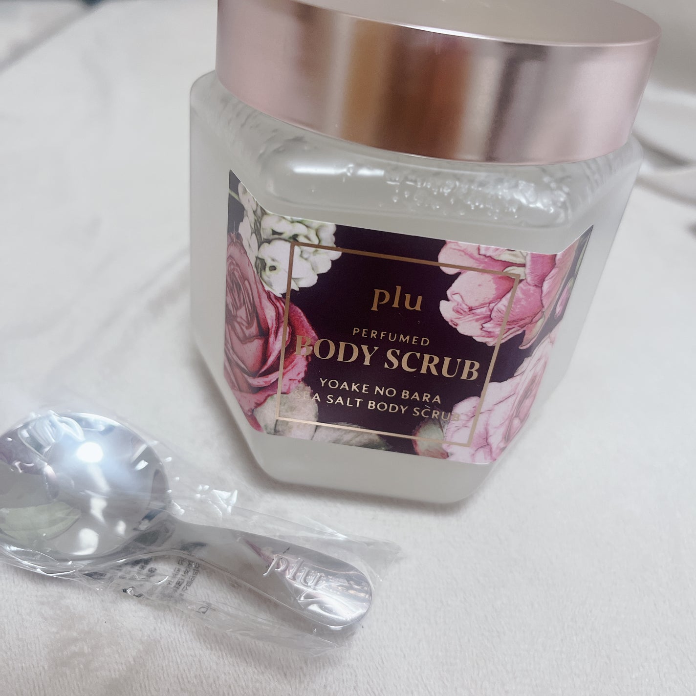 パフュームドシーソルトボディスクラブ 夜明けのバラ/plu/スクラブ・ゴマージュを使ったクチコミ(1枚目)