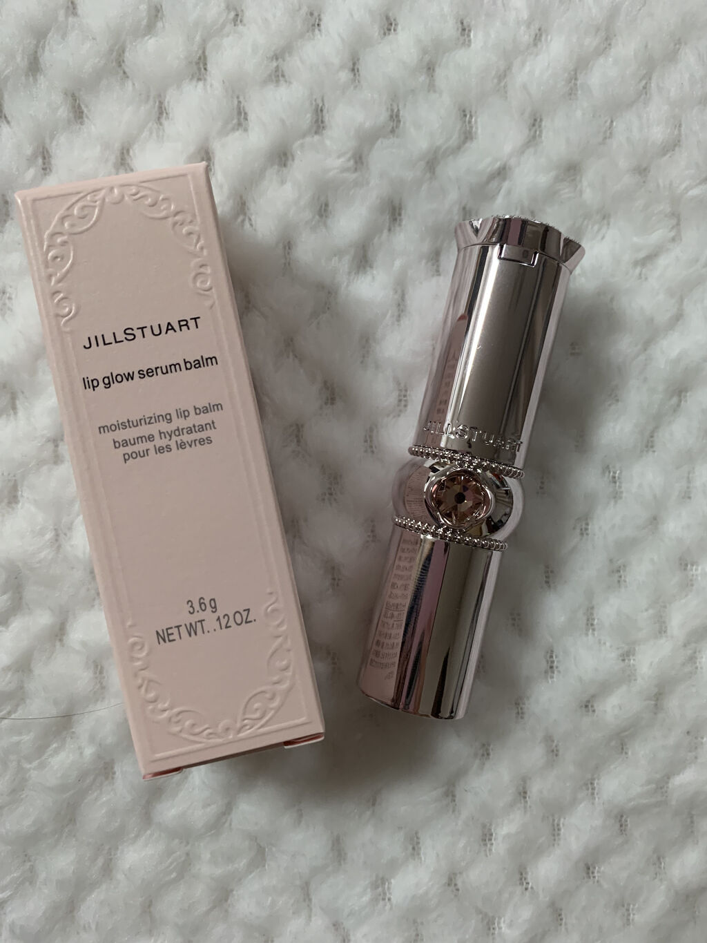 JILLSTUART
Lip Glow Serum Balm
（リップグロウ セラムバーム）
04 daydream tomato


リップオイルのうるおいとリップクリームの軽い塗り心地を両立したリップです。


塗った直後は少しスーッと