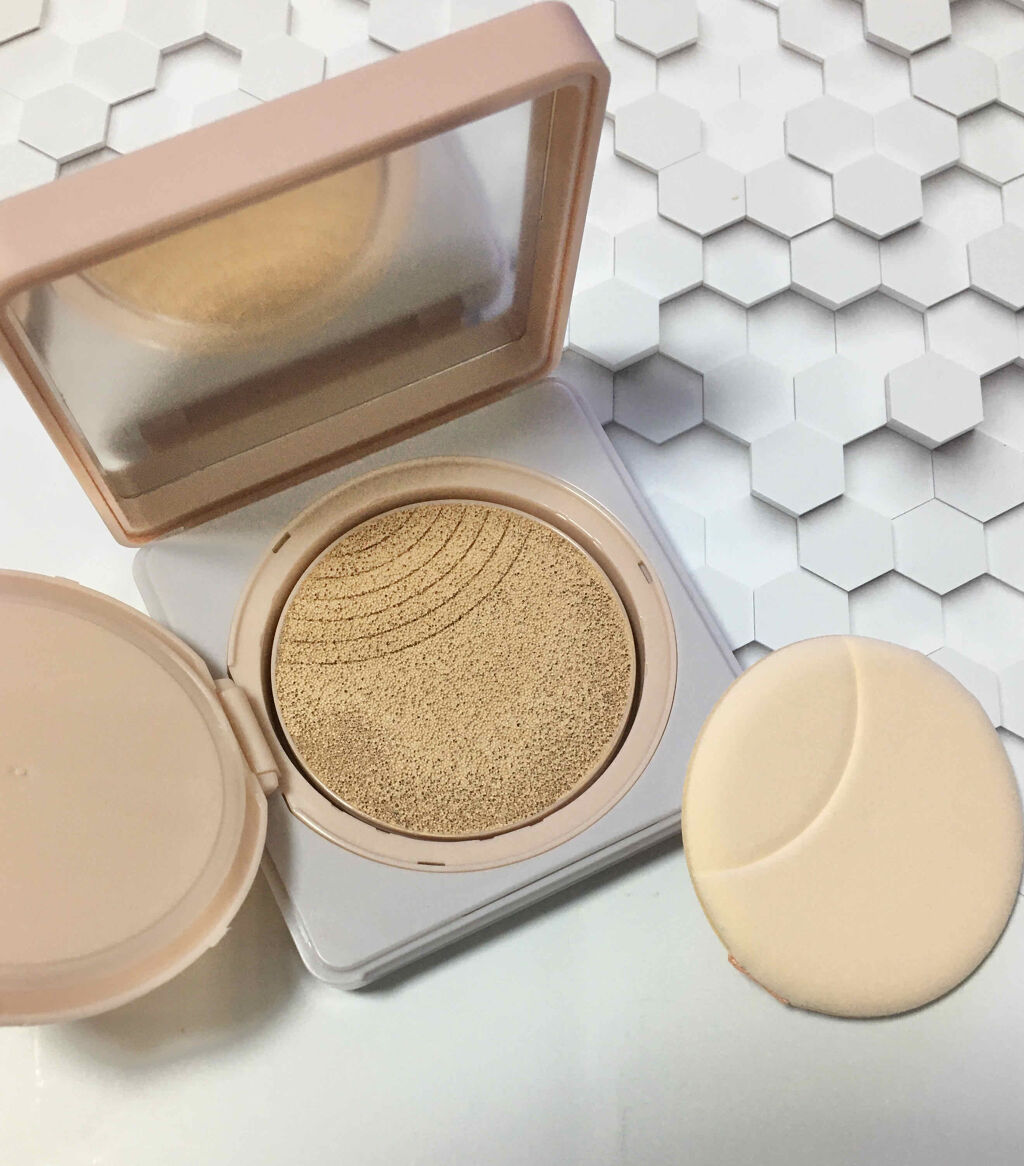 『ツヤ』と『カバー』の2タイプクッションファンデーション❣️


【フジコ　ディアルクッション】
SPF50+PA++++

・顔全体にツヤタイプを広げて
　　　　　　↓
・毛穴やシミにカバータイプを重ね塗り

下地もいらないので、ササっと