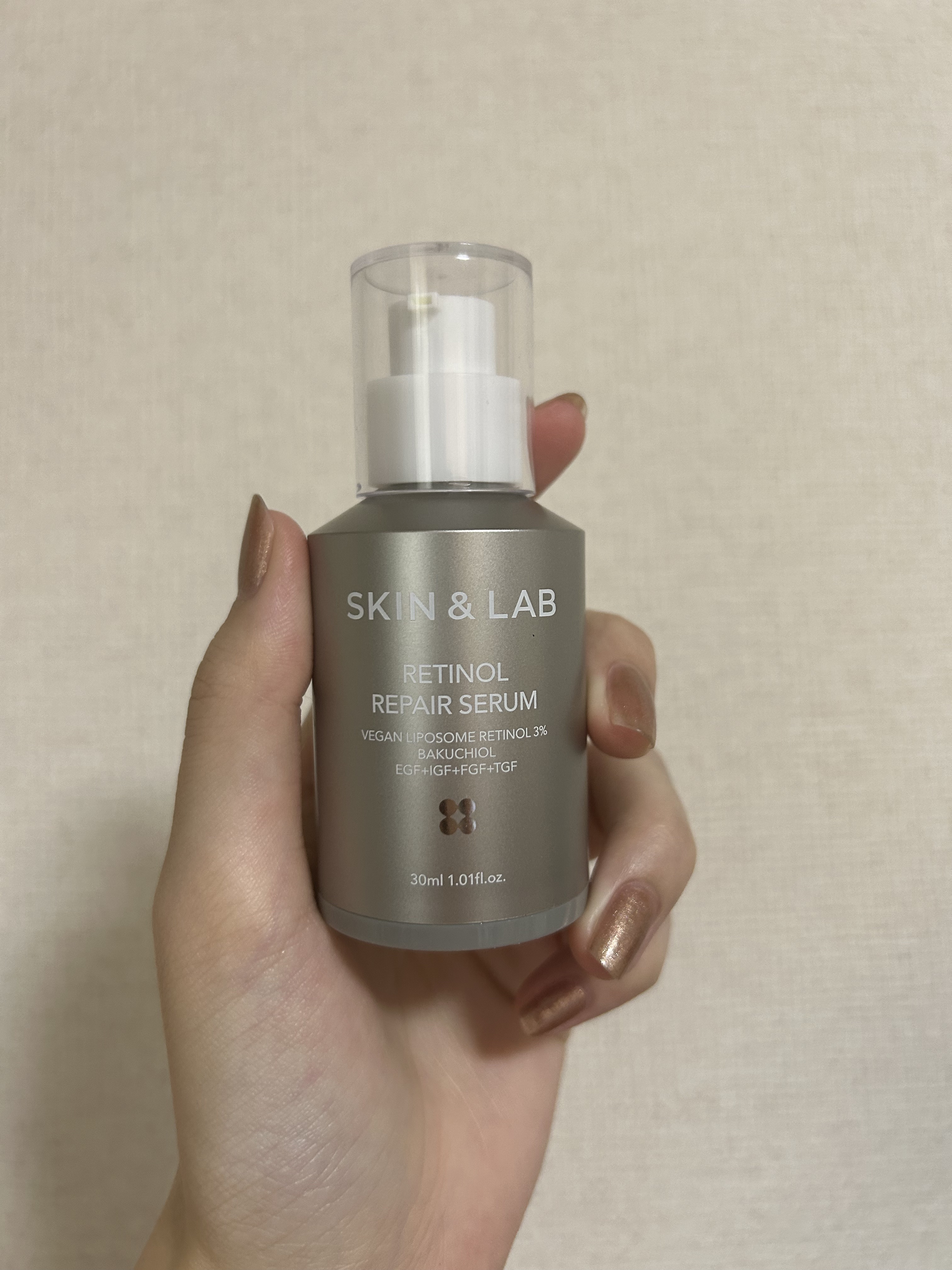【SKIN&LABヴィーガンリポソームレチノールセラム】

SKIN&LABのレチノール美容液、使い切りです！

私はa反応はなく、非常に使いやすいレチノールでした。黄色い美容液で、出した時は固めに見えますが伸びは良いので2日1回、2プッシ