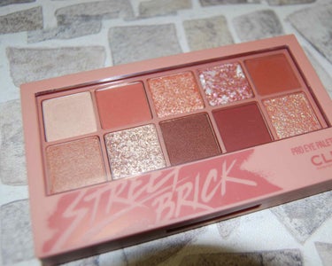 
【CLIO PROEYE PALLETE 04 STREET BRICK】


全体的にピンクブラウンとオレンジブラウンが混ざったようなアイシャドウパレットです！


10色中マットカラーが3色
その