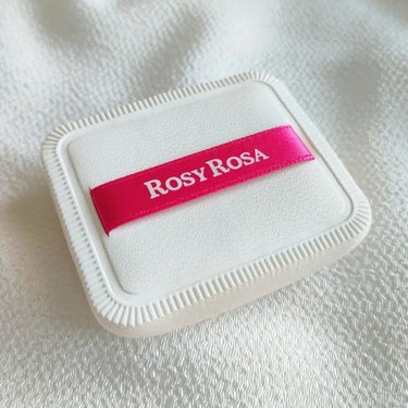 👑ROSY ROSA エアリータッチパフ⁡
⁡* ⁡1個入 ￥550(ぼんぼん調べ)
⁡
⁡✓ ⁡リキッド･クリーム･クッションファンデに⁡
⁡✓ ⁡軽いタッチの新感覚パフ
⁡✓ ⁡厚さ 約16mm
⁡- - - - - - - - - - - - - - - - - - - - - - - - - - - - ⁡
⁡
⁡前から気になっていたアイテム✨⁡
⁡パウダー以外のリキッドやクリーム、クッションファンデに使うのにオススメだそう！⁡
⁡コンシーラーにも◎⁡

⁡ドーム型で持ち手がついてます⁡
⁡厚みがあって軽いタッチで使うことが出来ます🙆‍♀️⁡
⁡
⁡私はクッションファンデをメインに使ってますが、パフが空気を含んでいるのでモチモチで気持ちいい😌✨⁡
ムラになりにくく、きめが細かいので均等に塗布できます👍
全体的に塗布した後にもう一度パフパフすると余分なファンデをとってくれる感じもいい！⁡⁡
⁡洗ってもへたれにくいです🧽

クッションファンデのケースに⁡収納出来るかはケースの大きさと厚み次第かな🤔

⁡<まとめ>
⁡お気に入りです︎💕︎︎💕︎⁡⁡
⁡ラウンド型も買う予定👛♪
⁡
⁡- - - - - - - - - - - - - - - - - - - - - - - - - - - - ⁡
⁡#ROSYROSA #ロージーローザ #エアリータッチパフ #ロージーローザエアリータッチパフ #メイクスポンジ #メイクパフ #パフ #メイクグッズ #ファンデーションパフ #ファンデーションスポンジ #クッションパフ #クッションファンデパフ #メイクツール #もちもちパフ #もちもちスポンジ #プチプラコスメ #プチプラ #プチプラメイク #崩れにくいメイク #崩れにくいベースメイク #購入品 #コスメ購入品 #コスメレビュー #コスメレポ #コスメ購入品レビュー #購入品レポ #神コスパアイテム の画像 その1