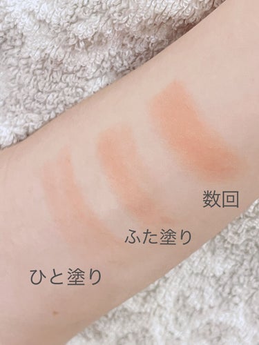 ettusaisのカラースティック💄

今回はettusais様のカラースティック04（アプリコットオレンジ）
を紹介します♫

このカラースティックはリップに使ったり、チークにも使うことができてとても便利です！

このカラースティックはオレンジみの強いピンクで少し色も薄いので学校に行くときやナチュラルメイクでも可愛く色づけできて私はこの色をすごく気に入っています🥰

⭐️を4にした理由は、少し色が落ちやすかったからです。ストローやコップなどに色がつくのを気にされる方はメイクが落ちにくくなるスプレーなどを兼用することをお勧めします‼︎

私が使用してるメイクキープのスプレーでも落ちやすいですが多少は改善されると思います！

匂いも味も特にありません！
敏感な方にもおすすめできると思います😆

さらに‼︎このカラースティックには保湿成分があるので化粧水などは塗った方がいいと思いますが、薬用リップなどはわざわざ塗らなくてもカサカサにならなくていいです🤩

他の色もかわいいと思うので試してみたいです‼


#ettusais #フェイスエディション#カラースティック#保湿#リップ#チーク#アプリコットオレンジの画像 その1