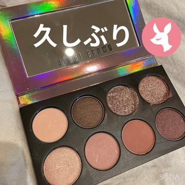 BOBBI BROWN ゴールデン スリッパー アイシャドウ パレットのクチコミ「めっちゃ日が良い差し込みの場所にランチ（ラーメン屋）に行った時に撮ったやつ。

リップは酸辣油.....」（1枚目）