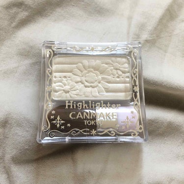 CANMAKE Highlighter 01
ナチュラルだけれどしっかりハイライトが入ってる！！って目で見て分かるようなハイライトが欲しくて購入した物です笑
見た目本当に真っ白ですが 実際使ってみると自