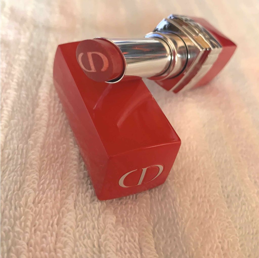 ★Dior　ルージュディオールウルトラバーム★

お色味は635番エクスターゼです😊

オレンジを含んだような赤で、顔色を明るく
みせてくれます！
中心のCDにはカメリナオイルとホホバオイルが配合されていて、しっかり保湿してくれます✨

