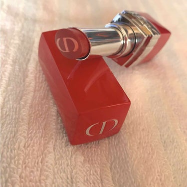 ★Dior　ルージュディオールウルトラバーム★

お色味は635番エクスターゼです😊

オレンジを含んだような赤で、顔色を明るく
みせてくれます！
中心のCDにはカメリナオイルとホホバオイルが配合されて