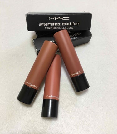 
《MAC リップテンシティ リップスティック》

💜ウェル ブレッド ブラウン
↓
かなりブラウンで
白みがかった色です。


💙トースト アンド バター
↓
ウェルブレッドブラウンと結構似てますが
