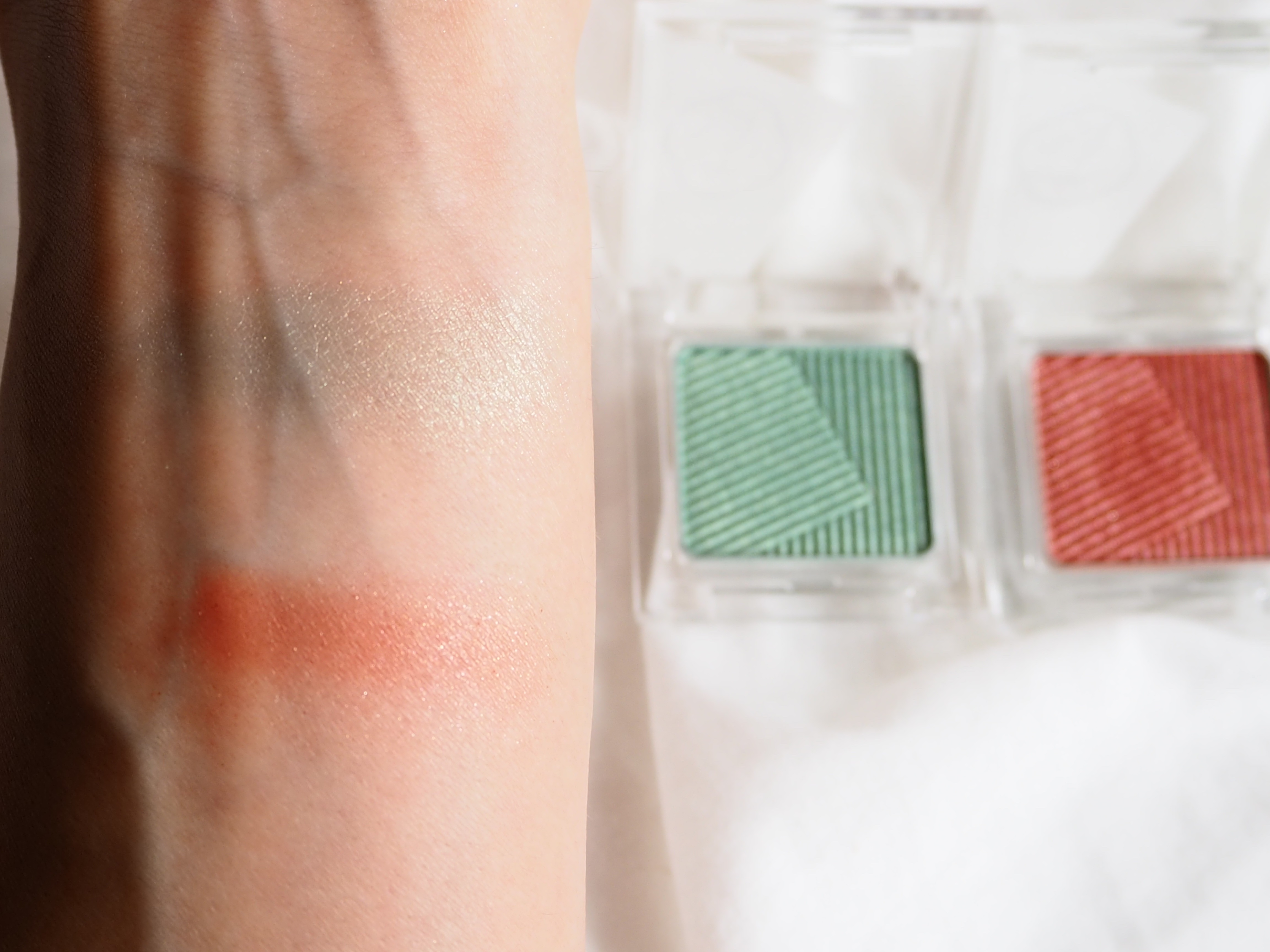 オーラデュウ プリズム イルミネーター ピコ 06 雀色時/SHISEIDOザ・メーキャップ/単色アイシャドウを使ったクチコミ（3枚目）