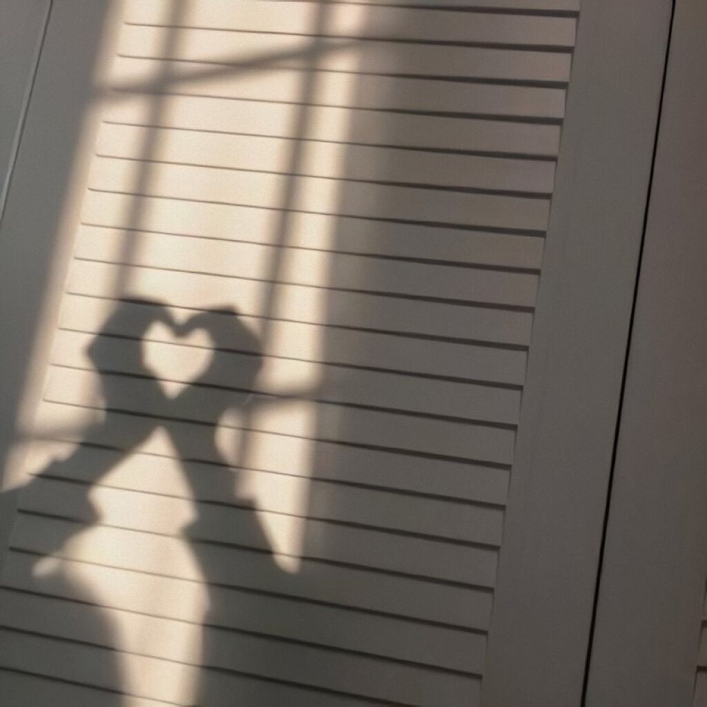 レビューなどとは関係無くて申し訳ございません🙇🏻‍♀️

あの、皆様にお聞きしたいことがあります！

私。目が悪くてコンタクトを付けてるんですけど、最近カラコンつけてみたいという欲望が出てきたんです。

そこで、｢このメーカーがおすすめ