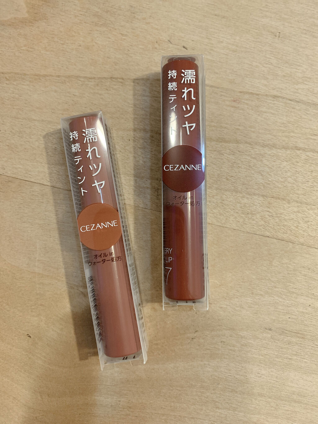 ▪️CEZANNE ウォータリーティントリップ
艶々リップはとても好きです♡
うるおいたっぷりで塗れたようなツヤ唇を演出できるって嬉しいですよね☺️

どちらも落ち着いたカラーで、7番のビターレッドが少し濃い色でした。
ティッシュオフしても