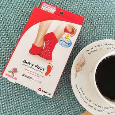 〔 babyfoot 〕

これ何かわかるかな？

『削らない角質ケア』で有名なベビーフットから新発売された保湿密封ソックスです♡

これは年中ガサガサかかとの私にはとってもありがたいソックスなんです🥰

このソックスの内側はプルプルになっているので小さいのにドシっとした重さがあってびっくりしましたがゲルコーティングが厚みがあって頼もしい💕

しっかり滑り止めもついているところも嬉しいポイント

洗えて繰り返し使えるところも良いよね🥰

お風呂入ってかかとをケアしてからこれを履いて寝てるので洗い替えにもう一つ欲しいくらいです💕

気になる方はぜひチェックしてみて下さい

ベビーフット
保湿密封ソックス
価格：990円 (税込)

#ベビーフット #babyfoot #削らない角質ケア

#コスメ好き #コスメ好きさんと繋がりたい #スキンケア好き #スキンケア好きさんと繋がりたい #コスメ #スキンケア #おこもり美容 の画像 その1