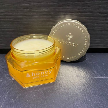 ヘアケアシリーズも大人気の
&honeyのクレンジングを使ってみました🐝

硬めのバームで、手に取った後全体で馴染ませると緩いテクスチャーになっていきます

甘すぎないハチミツのような香りにとても癒され