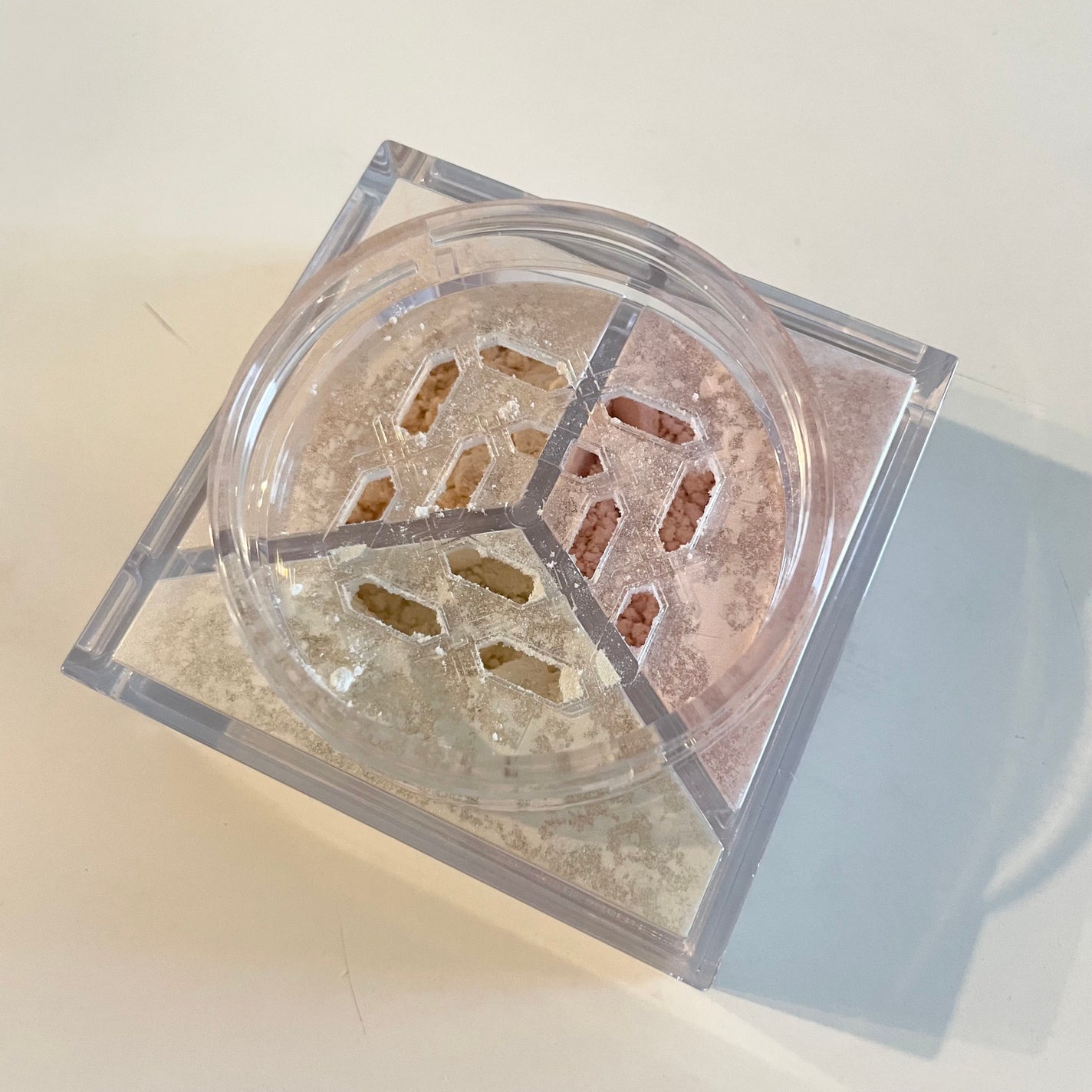 トリニタス グロウ パウダー/Visée/ルースパウダーを使ったクチコミ(6枚目)