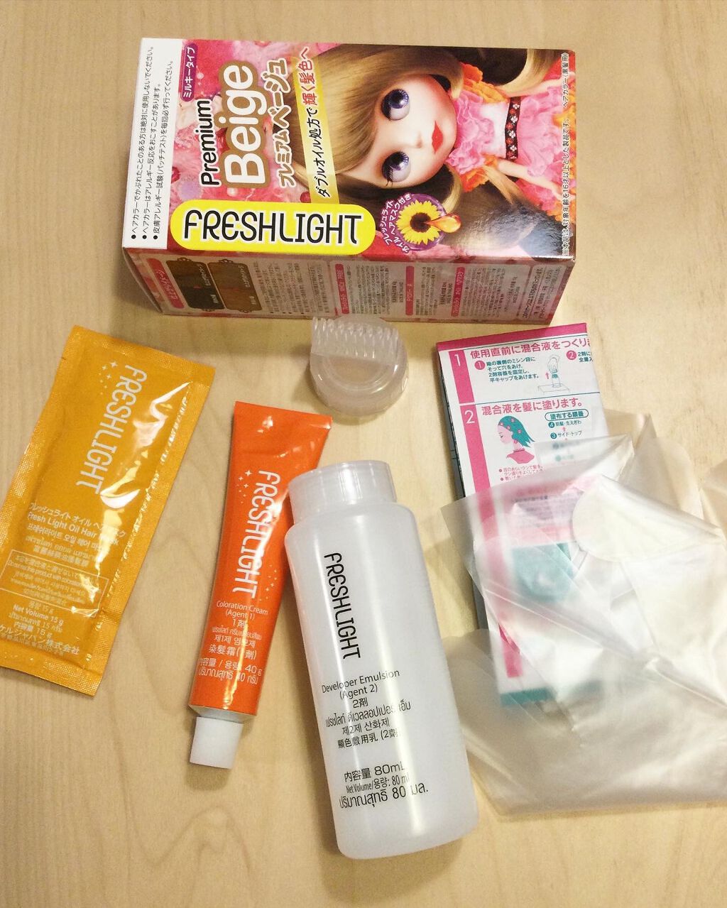 フレッシュライトミルキーカラー
プレミアムベージュ

暖かくなってきたし髪色少し明るくしようかなぁって
かといって明る過ぎるのも
40代だから…仕事もあるし…
あまり思いきれない性格なので少しずつ🤏

久々にセルフカラーしてみたよ

薬剤