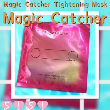 SISI
Magic Catcher Tightening Mask
(MCTマスク)   30mL 4枚入り　　¥4,270

今すぐ肌をなんとかしたい。引き締めと透明感を同時に叶え、シャープな顔印象に導くシートマスク。(公式サイトより)

封を開けるとたっぷりの液に浸された、厚手のシートマスク。
ガーゼみたいなメッシュ仕様になっていて、こちらは三層のセルロースシートを採用しているそう。
しっかりと密着してくれる。
シートマスクは長時間つけると逆に乾燥してしまうと聞いた事があるけれど、このマスクは20分をオススメしています。

私はEMS美顔器が10分で自動的に切れるので、シートマスクはいつも10分つけていますが今回は15分くらい置いてはがしたら、袋の中にたっぷりと残っていた液をさらに重ねて肌に塗りました✨
もうすごくツルンツルンの顔になる😆✨
サイエンスローズの香りがふわっとして、パック中も癒されます。

パック後しばらくおいてもツルンツルンに保湿されていたので今日はそのまま乳液を塗らず日焼け止め効果の高いベースを塗ってしまいました😊💕
しっとり感は続いていてエアコンが効いている室内でも乾燥知らず❣️
めちゃくちゃ良いパックでした💖
1回で効果を感じられたので定期購入もあるので、続けたら本当に肌が綺麗になりそう✨✨✨

#シートマスク#サイエンスローズ#疲れた肌に#即効性#スキンケア#マジックキャッチャー#三層シート#くすみ
#毛穴#シワの凹凸#たるみ#コスメ購入品
#sisi  #ガチレビュー の画像 その0