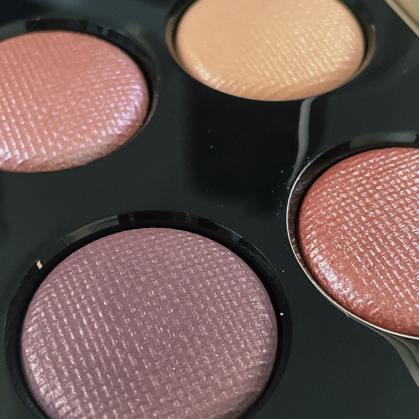 リュクス アイシャドウ クォード グロウ ウィズ ラブ コレクション/BOBBI BROWN/アイシャドウパレットを使ったクチコミ(4枚目)