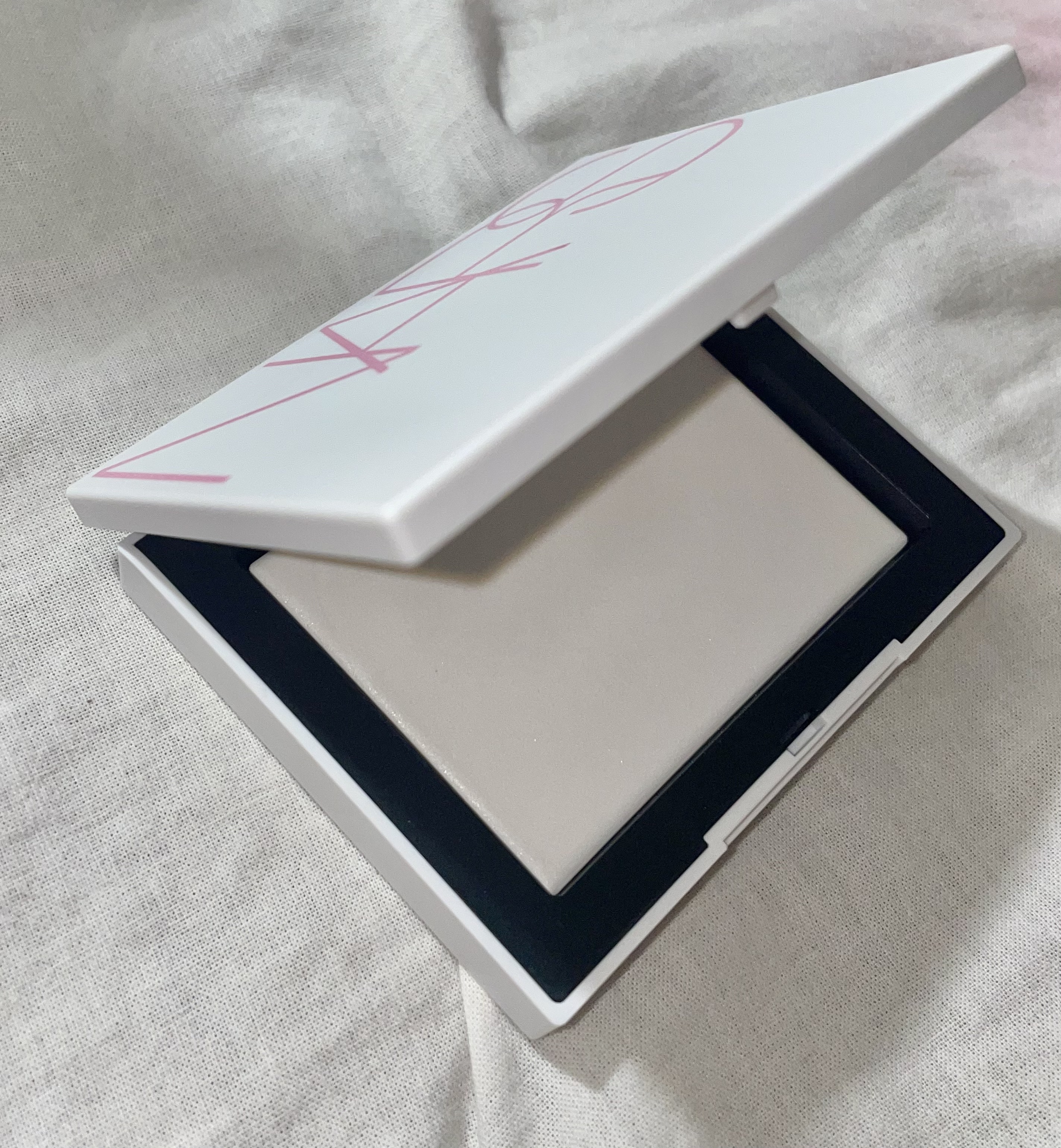 ライトリフレクティングセッティングパウダー　プレスト　N/NARS/プレストパウダーを使ったクチコミ（2枚目）