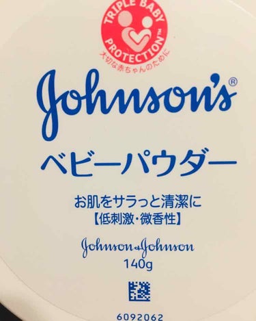 ジョンソン ベビーパウダー 140g
薬局で安売りしてて買ったらパフないやつやった。

ファンデ代用で使える！とのことで使ってみました。( →ブラシにとって、ティッシュにポンポンしてからお肌にのせる )