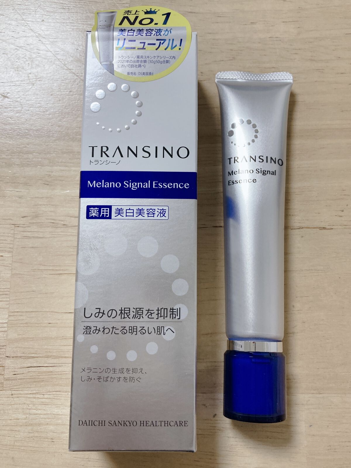 パウダーと美白スティックが良くて好きになったトランシーノ😊

リニューアルした美白美容液です。
以前の物より馴染みやすくペタペタ感が無くなったので朝でも使いやすくなりました✨

Wの有効成分でしみの兆しにアプローチ。
メラニン生成を抑制し