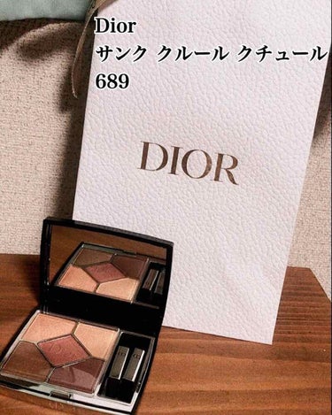 初めて#dior のコスメを購入しました！
自分へのクリスマスプレゼント😍 笑

#dior 
#サンククルールクチュール 689ミッツァ 8360円

組み合わせによって
①オレンジブラウンっぽく
②