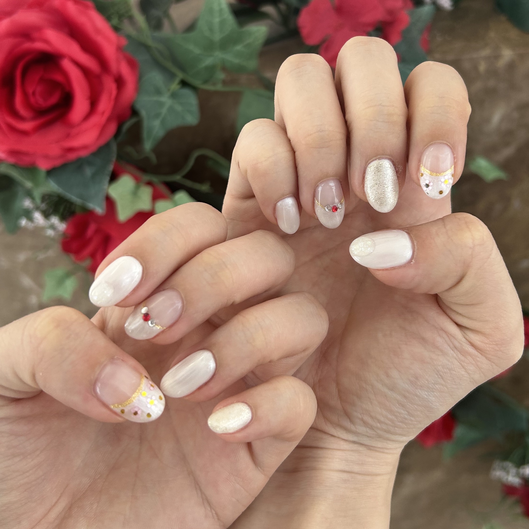 \\summer nail☀️//

こんにちは🌞
今回は夏のwhiteネイルをご紹介します！！

今回はアート2本にラメと雫を乗せたデザインにしました！
いつもよりかなり爪を短めにして、生活のしやすさ重視👀ジェルなので強度はバッチリ�