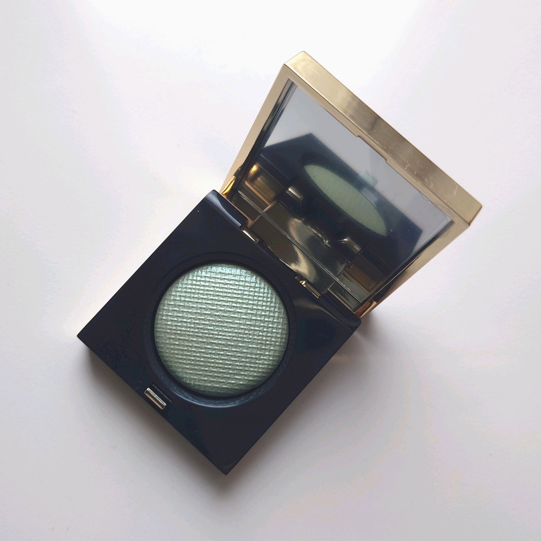 リュクスアイシャドウ L30 コスミック(リッチ スパークル)/BOBBI BROWN/単色アイシャドウを使ったクチコミ（1枚目）