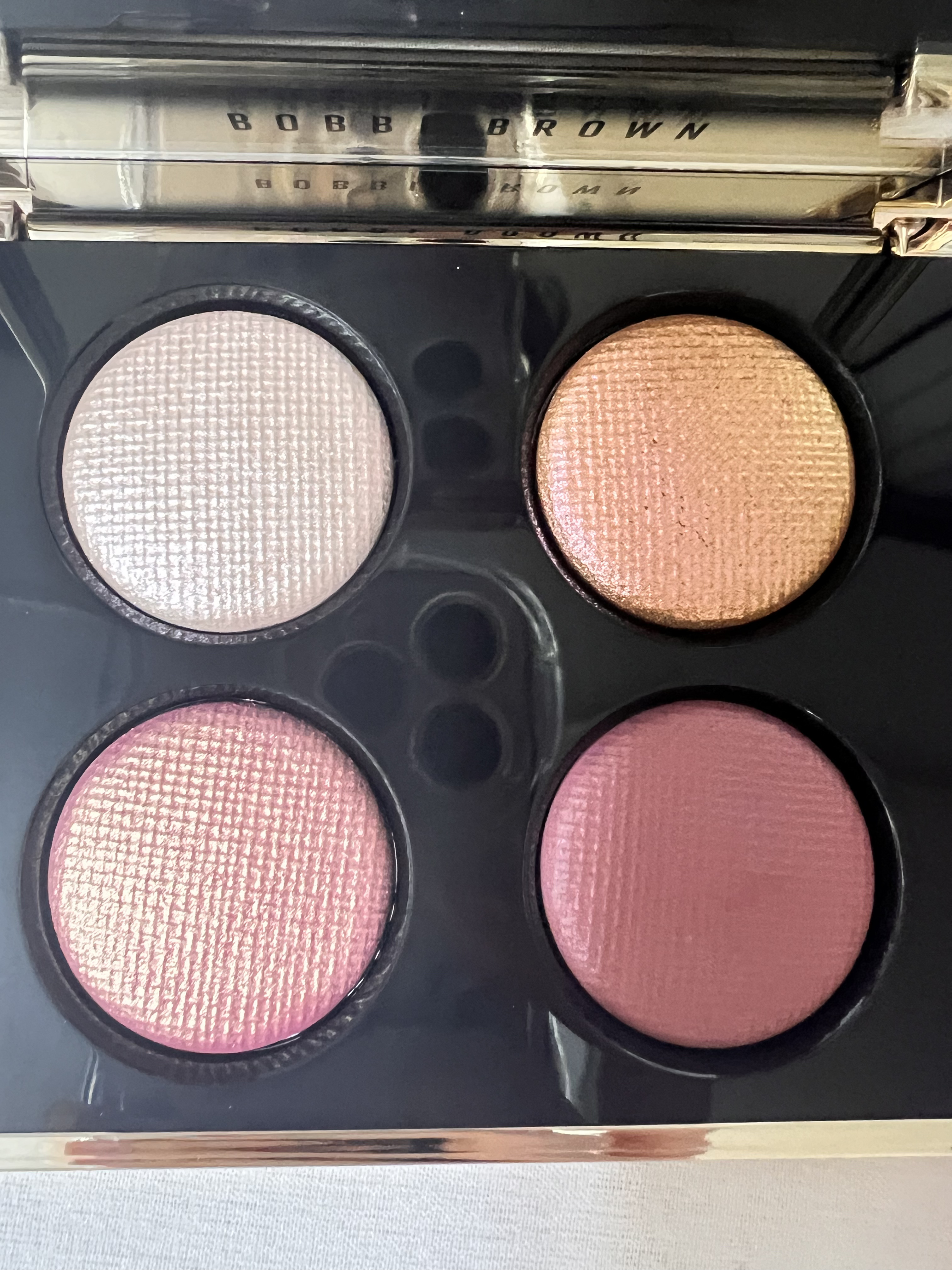 リュクス アイシャドウ クォード グロウ ウィズ ラブ コレクション/BOBBI BROWN/アイシャドウパレットを使ったクチコミ（3枚目）