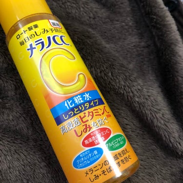 メンソレータム メラノCC 薬用しみ対策 美白化粧水 しっとりタイプ

使い切りレビュー

今流行りのメラノCC 化粧水つかってみました！

しっとりタイプを購入したので塗ったあとベタベタになるのかなと