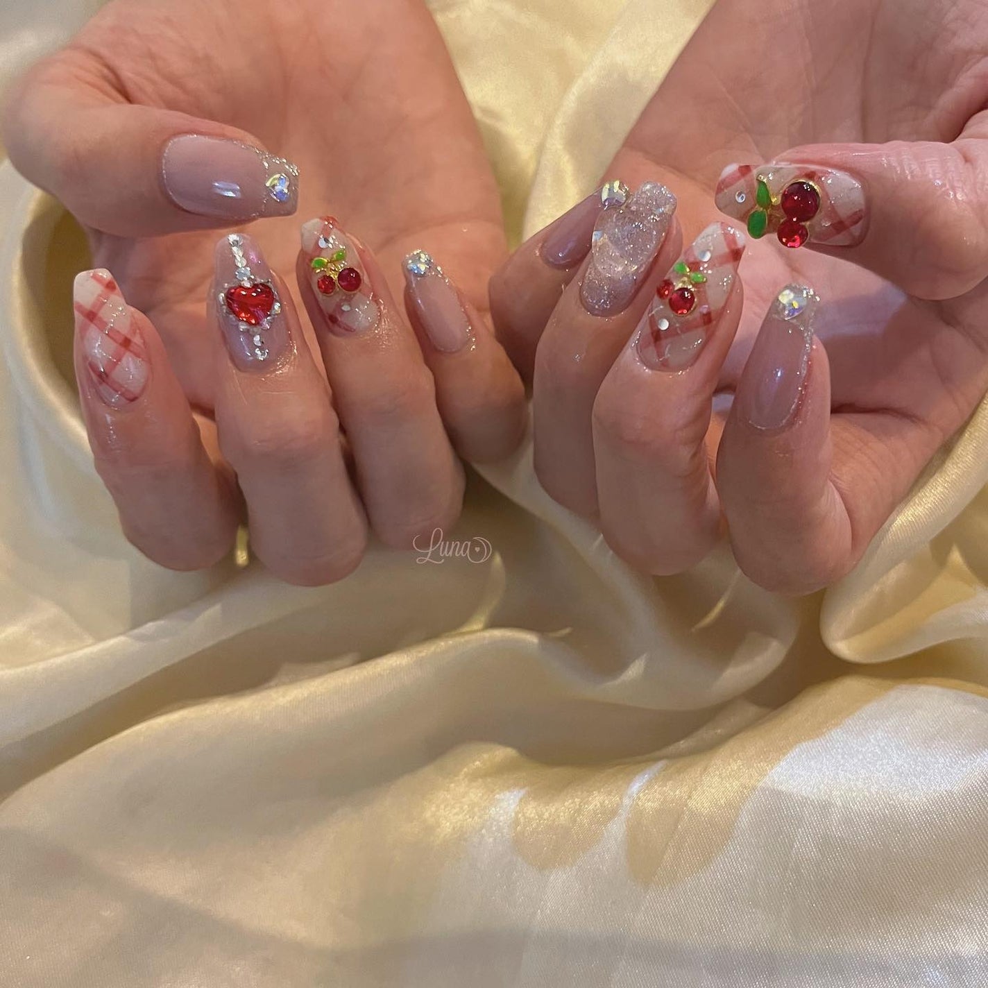 Iuna. Mizuki on LIPS 「.就職前最後に派手派手に🍒♡#nail#nailstagram..」(1枚目)