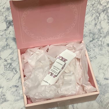 JILL STUART ジルスチュアート ハンドクリーム ホワイトフローラルのクチコミ「JILL STUART
ハンドクリーム💕

贈り物でもらいました🎁

見た目も可愛いし
香りも.....」（1枚目）