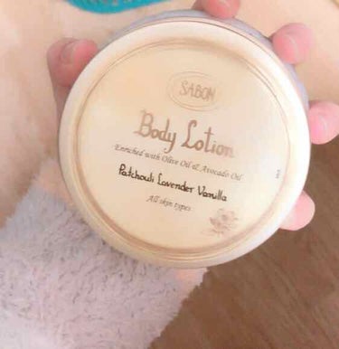 SABON ボディローション パチュリラベンダーバニラ

ボディ用保湿クリームがほしくて、スクラブと一緒に買いました！

ローションという名前だけど、クリームタイプです。

ベタつかず、スーッと伸びて使